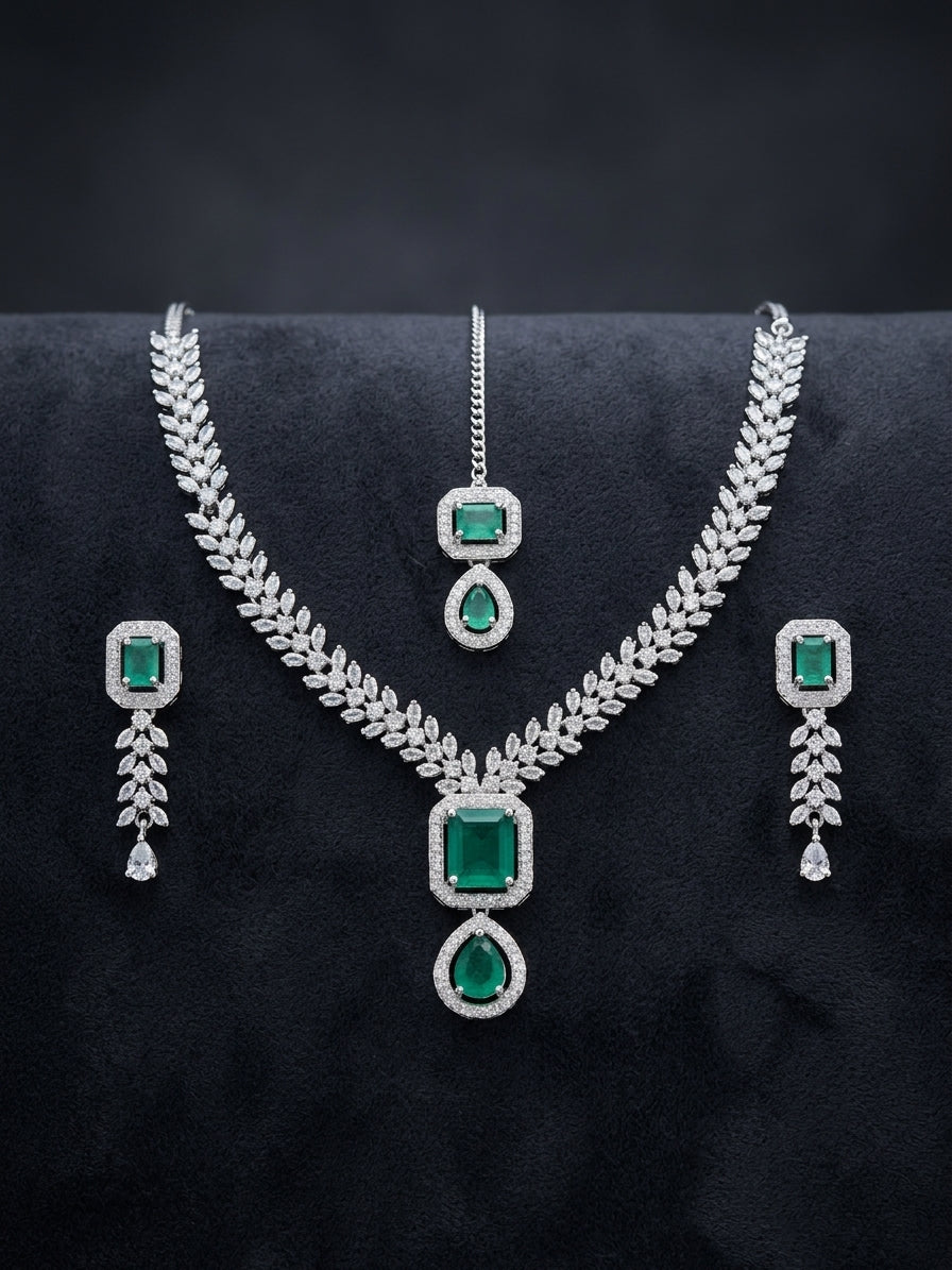Fancy Female - Necklace and earrings - Emerald Stones