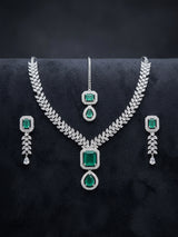 Fancy Female - Necklace and earrings - Emerald Stones